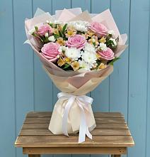 Букет цветов из:  Гвоздики, Орхидеи и Розы в Лохино