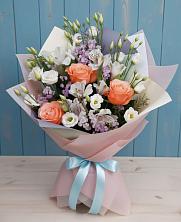 Букет цветов из:  Лизиантусы, Розы, Альстромерии и Гипсофила в Лохино