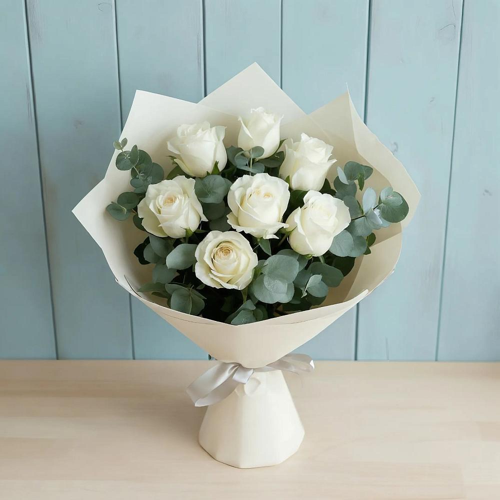 Букет Белые розы в Эвкалипте в Лохино