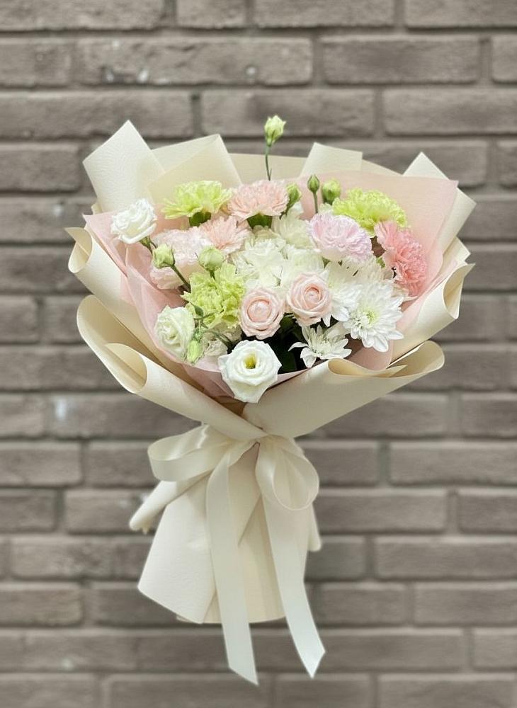 Букет цветов из: Гвоздики, Розы, Лизиантусы и Хризантемы в Лохино