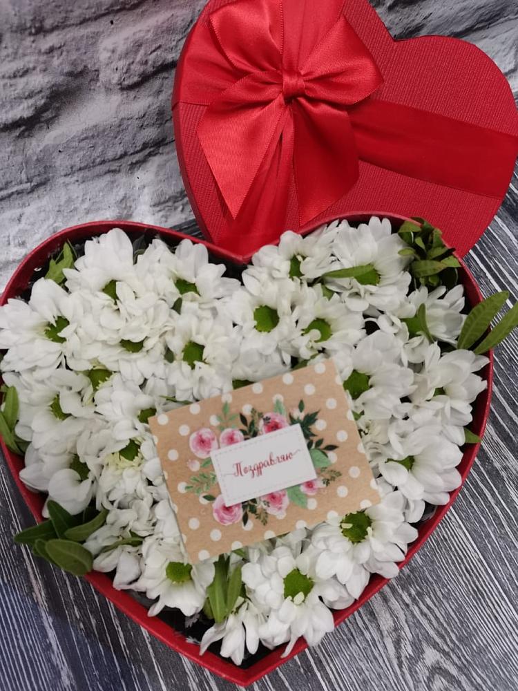 Цветочная композиция из Хризантемы в виде сердца в Лохино