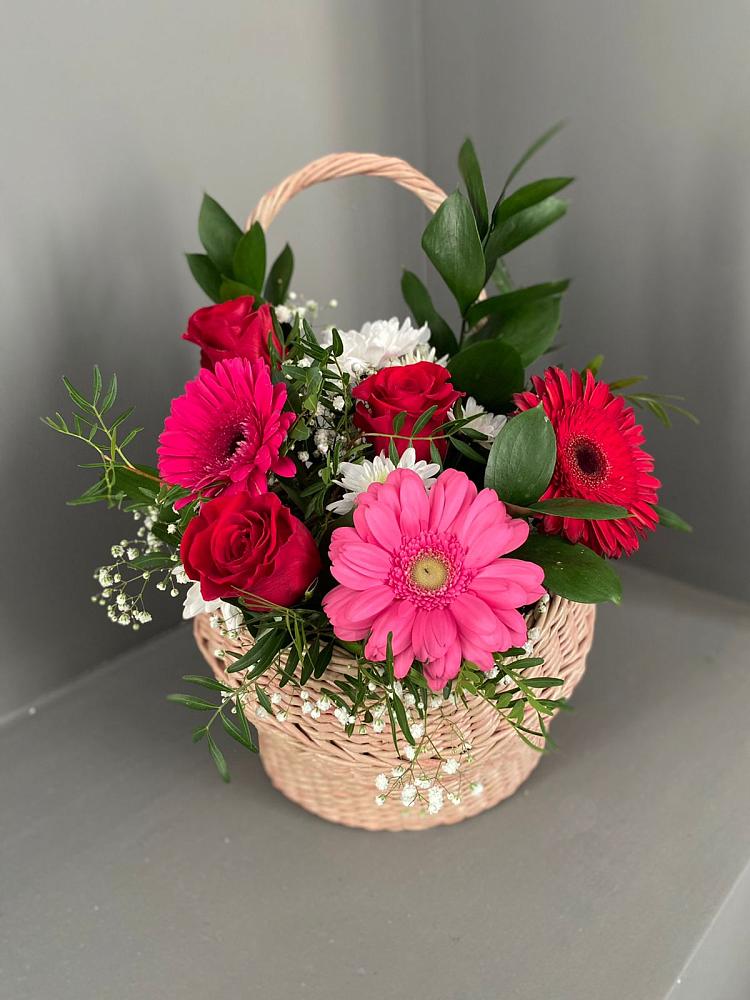 Цветочная композиция из Розы, Хризантемы и Герберы в корзине в Лохино