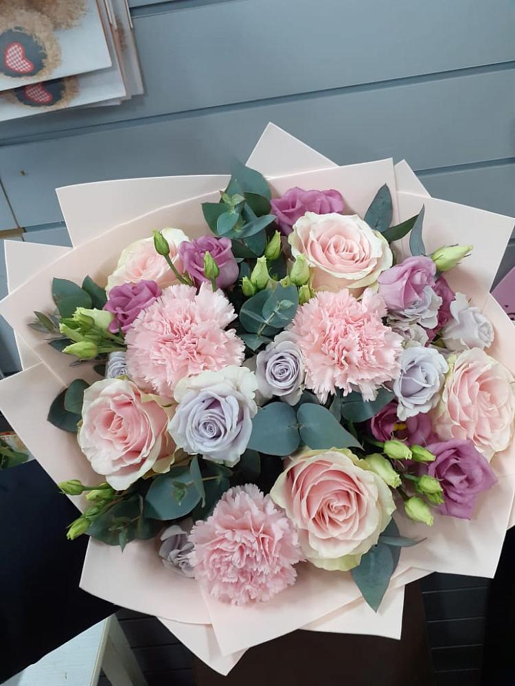 Букет цветов из: Розы, Гвоздики и Лизиантусы в Лохино