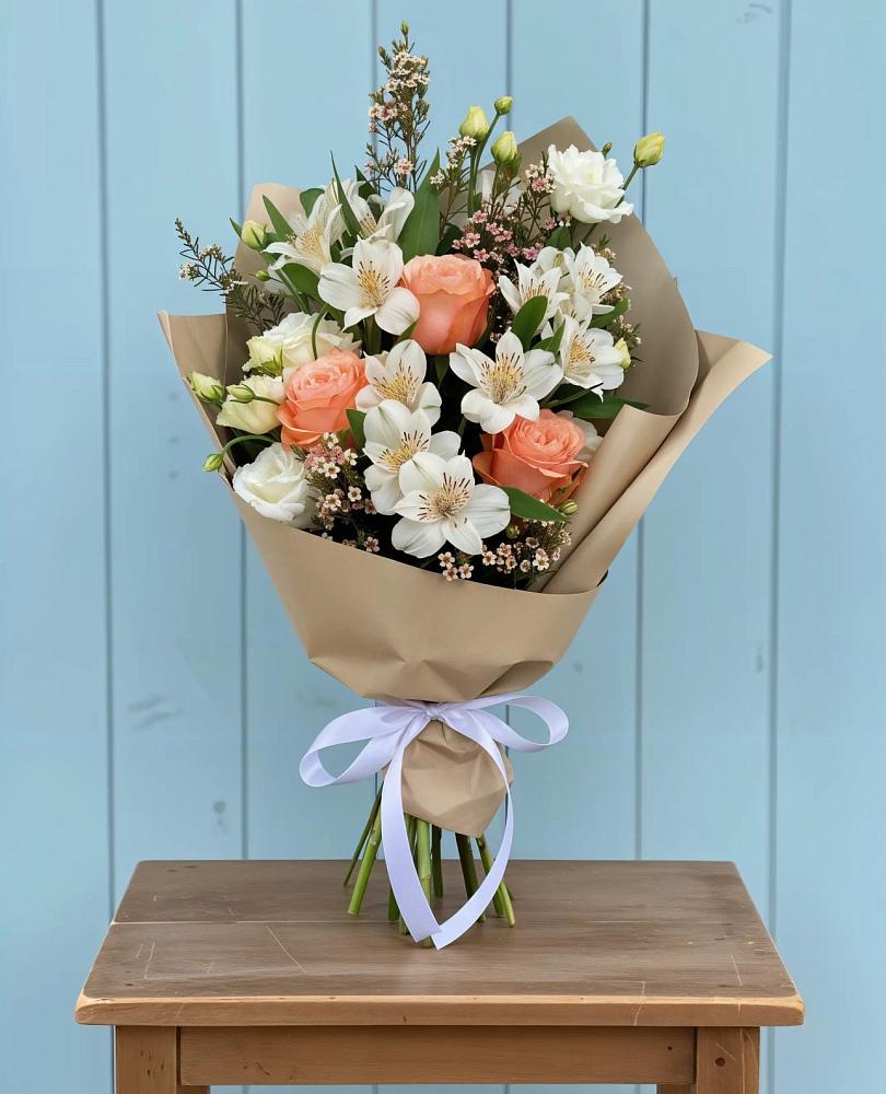 Букет цветов из: Альстромерии, Лизиантусы, Розы и Хризантемы в Лохино